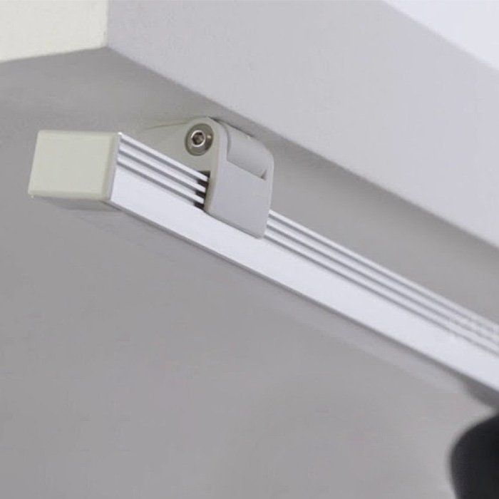 Polohovatelná úchytka drží LED profil u stropu pod nastaveným úhlem